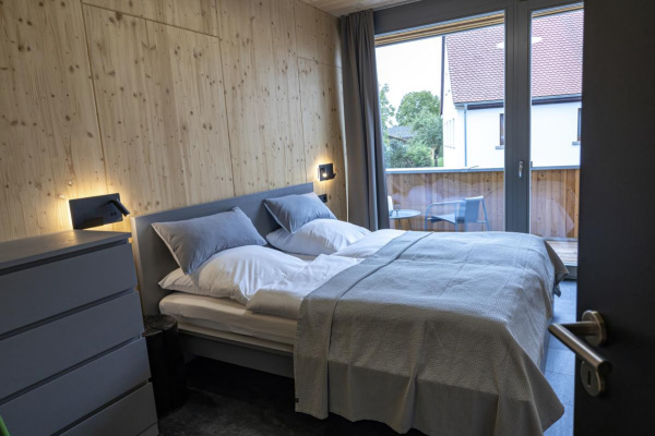 2 identische Schlafzimmer-Kuben mit jeweils einem eigenen Balkon