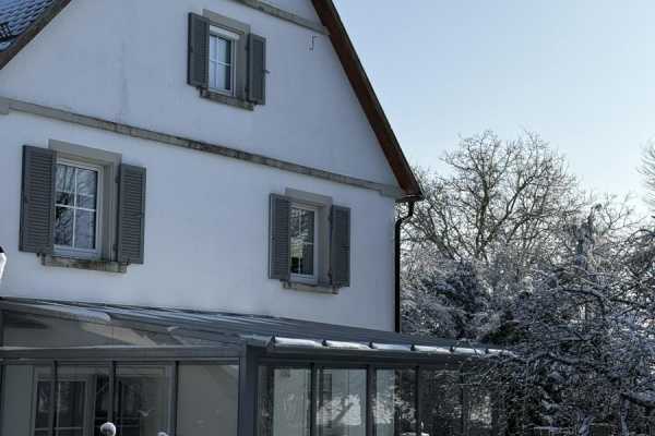 Der Wintergarten des Hauses wird künftig zur entspannten Lounge.
