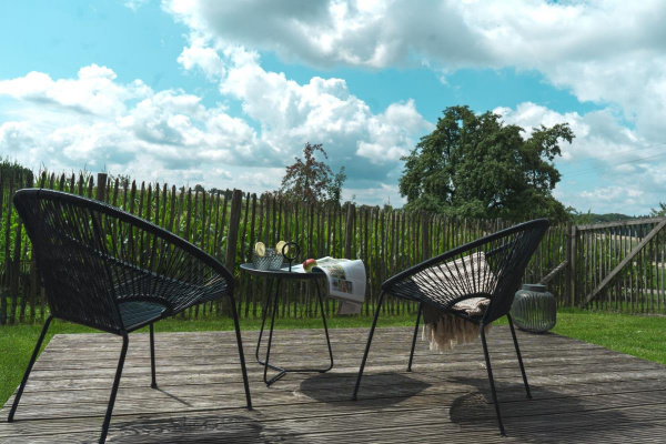 Der ca. 1500m² große Garten ist 1,50m hoch eingezäunt