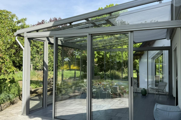 Der Wintergarten lässt sich komplett zum Garten hin öffnen
