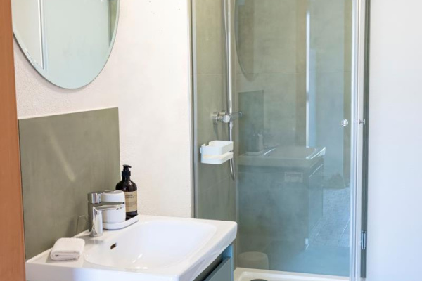 Neues Bad mit Dusche & WC im Erdgeschoss