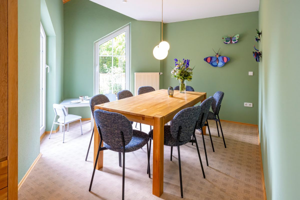 Lichtdurchflutetes Esszimmer mit Gartenblick