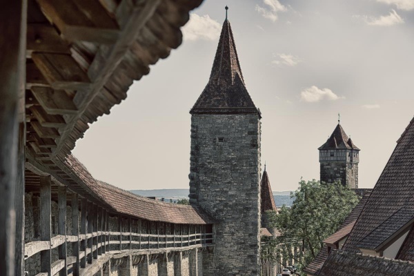 Auf ca. vier Kilometern umgibt die Stadtmauer die Altstadt von Rothenburg ob der Tauber
