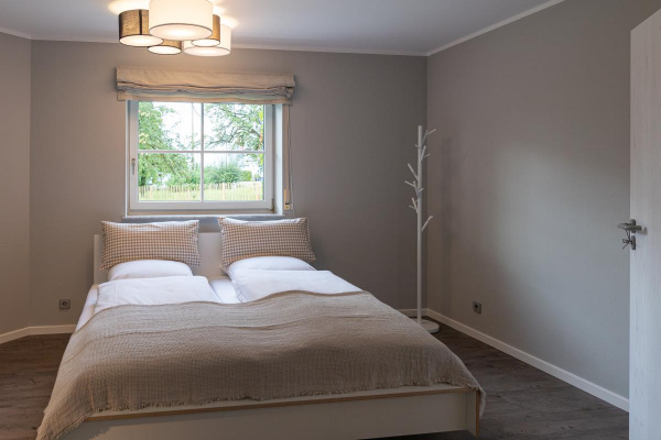 Das kleinere der beiden Schlafzimmer ist ebenfalls mit einem Doppelbett von Müller Small Living ausgesattet. Hohe Qualität aus Friesland.