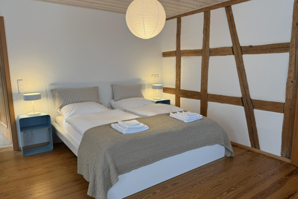 Ein Schlafzimmer befindet sich ebenerdig im Erdgeschoss und bietet damit besonders komfortablen Zugang ohne Treppen.