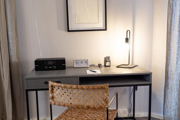 Ein kleiner Schreibtisch z.B.  im Homeoffice: Schick und funktional