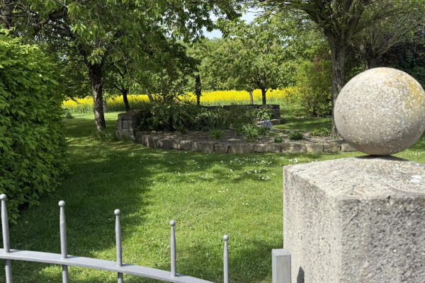 Dieses über Jahrzehnte liebevoll gepflegte Gartenparadies wird für unsere Gäste in Kürze vollständig umzäunt sein.