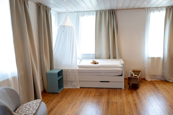 Im Erdgeschoss befindet sich ein charmantes Einzelbett mit Himmel. Wird es genutzt, wird das Zimmer zum gemütlichen Dreier-Schlafzimmer.
