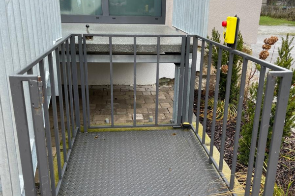 PLATTFORMLIFT zum Überwinden der Eingangstreppe