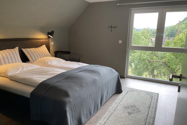 Schlafzimmer oben rechts mit Blick ins Grüne. Hier gibt es noch ein Einzelbett