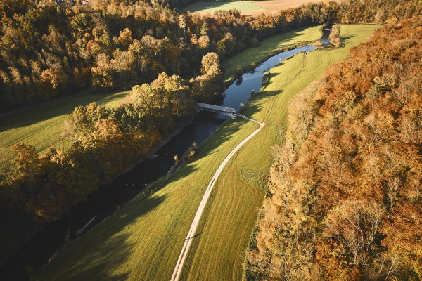 Direkt vom Ferienhaus führt ein idyllischer Weg immer an dem Fluss entlang © Stefan Leitner