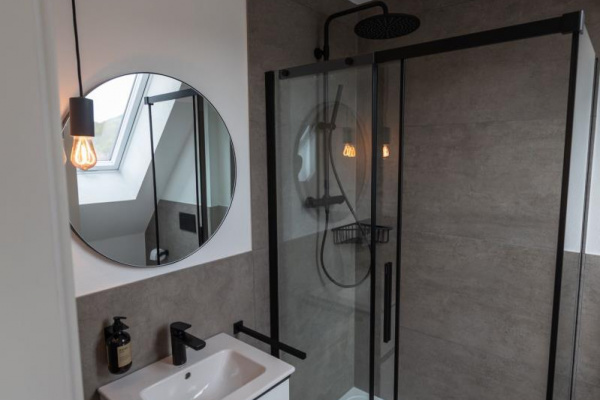 Ganz puristisch und klar: Auch die Bäder zeichnen sich durch ihre Gradlinigkeit aus