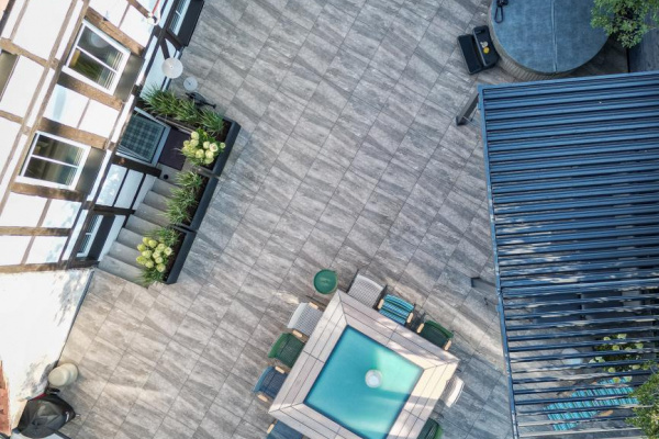 Luxus auf der Dachterrasse  - Whirlpool, Pergola mit Lounge, Sauna, großer Esstisch und Grill