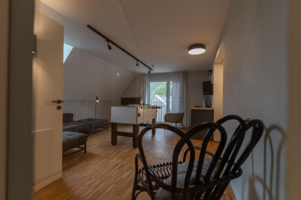 Aufenthaltsraum mit Tischkicker und TV