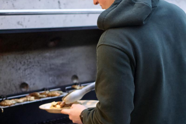 Draußen ganzjähriger Grillgenuss auf der überdachten Terrasse