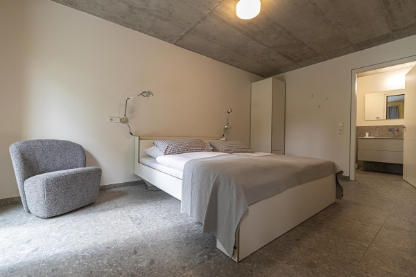 2 idetische Schlafräume mit Designerbetten von Müller Möbelwerkstätten mit Bad En Suite