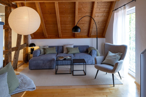 Wohntraum mit gemütlichem XL-Sofa & wohligem Kachelofen