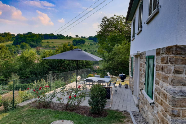 Auf der Terrasse die wärmenden Sonnenstrahlen genießen