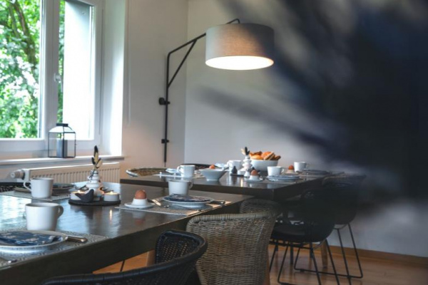 Nehmen Sie Platz an einer langen Tafel