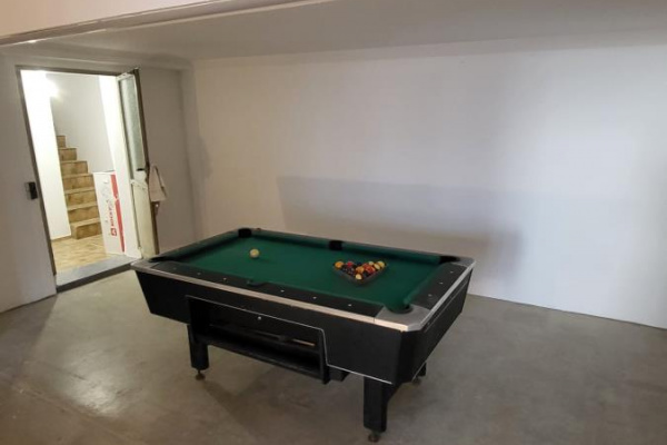 Und auch der Billiardtisch steht vor Ort