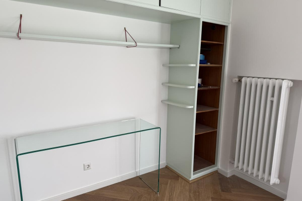 Kleiderschrank sowie ein Bereich für Workation (Arbeiten im Urlaub)