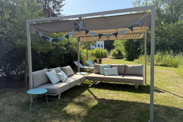 Wundervoller Pavillon mit bequemem Outdoor-Sofa