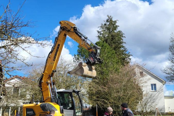 Heute kommen 125t Sand für das Volleyballfeld