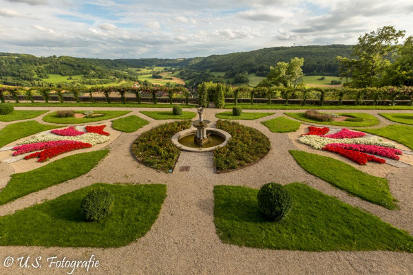Fussläufig erreichen Sie den wunderbaren Barockgarten am Schloss Langenburg.
