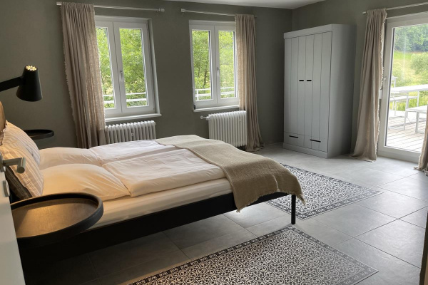 Schlafzimmer unten rechts – direkter Zugang zu Terrasse und Garten.