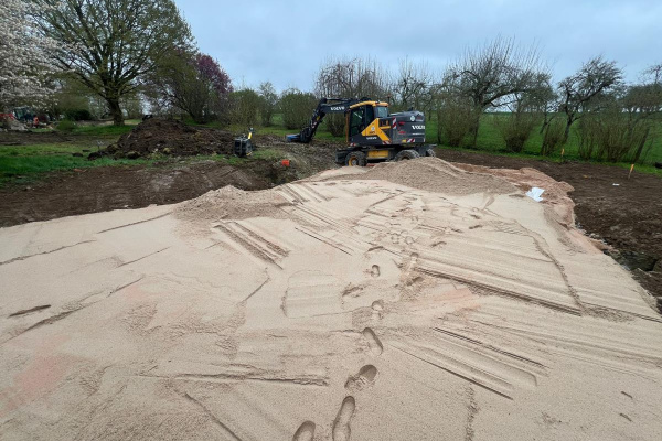 Der Bau des privaten Volleyballfeldes ist in der Endphase