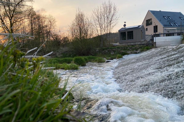 Im Hintergrund die Renkenmühle und links das Sauna-Haus