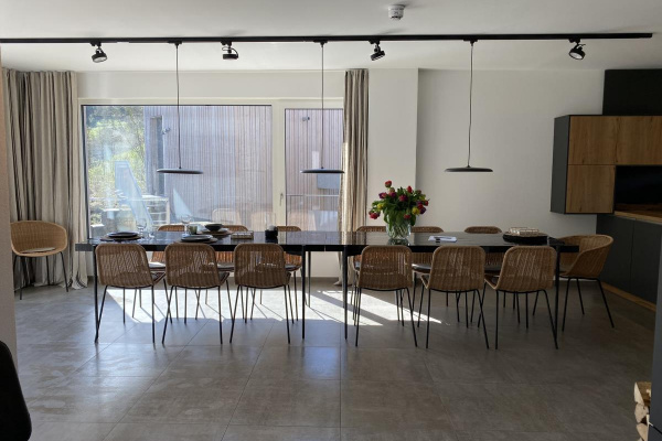 Auch an den beiden Esstischen gibt es Platz für 16 Personen