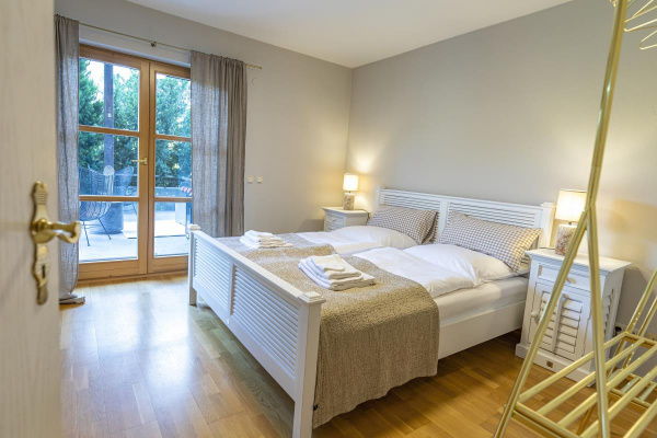 Die Schlafzimmer sind mit Betten von Riviera Maison ausgestattet