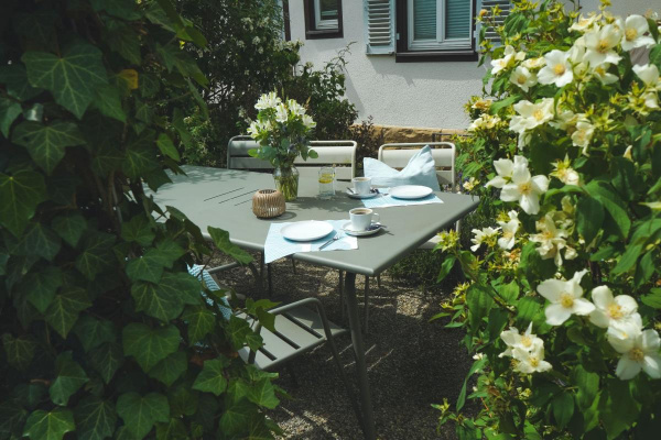  Umgeben von Bäumen und Blumen