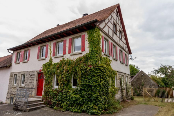 Ein großzügiges typisches Bauernhaus - hier gehört der alte knarrende Holzboden zum guten Ton